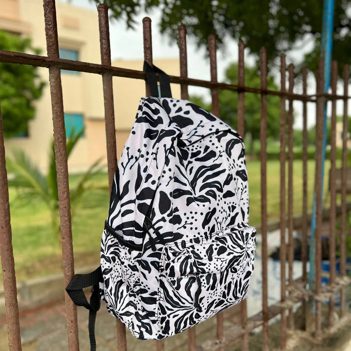 حقيبة ظهر مطبوعة بالكامل بطبعة حمار وحشي