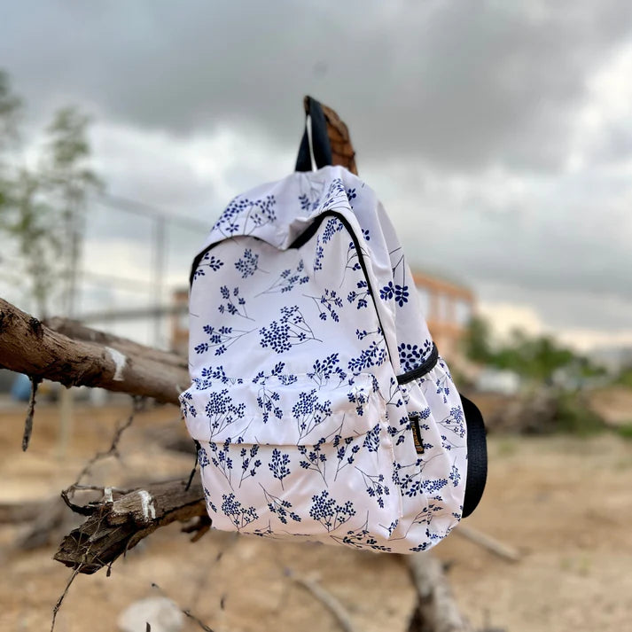 حقيبة ظهر مطبوعة بزهور برية
